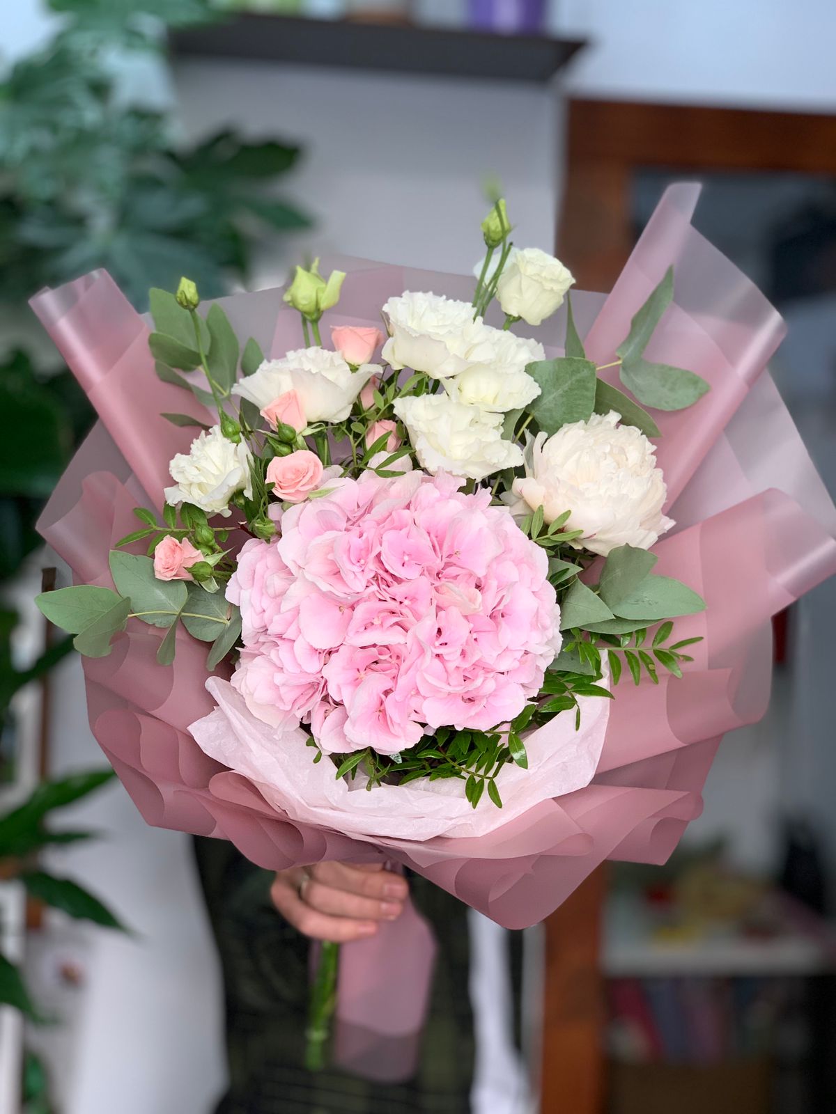 Buchet Hortensie Roz cu Bujor Alb, Eustoma și Trandafiri - 140 LEI - The Bloom Room București